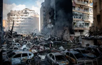 Equipos de emergencia y civiles removían escombros en Beirut tras una nueva jornada de bombardeos israelíes. FOTO: GETTY