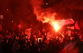 Personas con banderas iraníes se reúnen para realizar una manifestación en apoyo del ataque de Irán contra Israel en Teherán, Irán, el 14 de abril de 2024. FOTO: Anadolu vía Getty