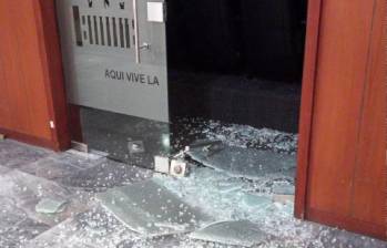 Destruyeron la puerta de la Comisión del Senado que hundió la reforma a la salud, ¿qué pasó?