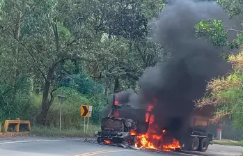 El conductor logró salir ileso del hecho. Fue necesaria la presencia de bomberos de tres municipios para controlar la situación. FOTO: CORTESÍA