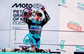 El piloto colombiano David Alonso celebra su podio en Sepang, ahora está en la octava casilla de la clasificación de pilotos de Moto2. FOTO TOMADA X@AsparTeam El piloto colombiano David Alonso celebra su podio en Sepang, ahora está en la octava casilla de la clasificación de pilotos de Moto2. FOTO TOMADA X@AsparTeam