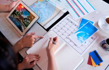 Desconfíe de los mensajes que le lleguen así parezcan de la página oficial de este tipo de plataformas. Mejor revise su aplicación constantemente. FOTO Colprensa