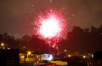 Alborada de inicio de diciembre con pólvora en el Occidente de Medellín, pese a las advertencias sobre el uso de artefactos explosivos. FOTO: Robinson Sáez Vargas