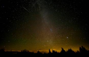 Un meteoro atraviesa el cielo durante la lluvia anual de Perseidas. La frecuencia de ellos es de 60 por hora a una velocidad de 15-50km/h. FOTO: CORTESÍA NASA
