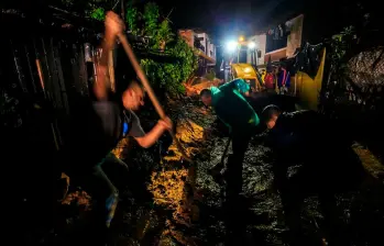 Esta emergencia se registró sobre las 5:30 de la tarde del jueves, cuando miles de metros cúbicos de lodo cayeron sobre este sector, provocando la muerte de cinco personas, integrantes de dos familias del sector. Foto: Camilo Suárez Echeverry