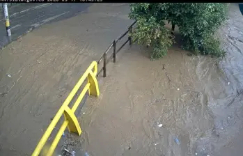 Entre las 3:30 de la tarde hasta las 5:00 aproximadamente la quebrada La Presidenta se salió de su cauce por las lluvias. Foto: DAGRD - Medellín