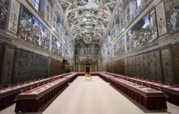 En la Ciudad del Vaticano, la Capilla Sixtina es el lugar donde se celebra el cónclave, el proceso de votación secreta que requiere una mayoría de dos tercios para elegir al nuevo líder de la Iglesia Católica. Foto: Vatican Media vía Vatican Pool/Getty 