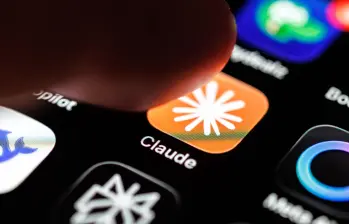 Antes de que Anthropic pudiera retirar el archivo de internet, el código ya se había descargado y replicado globalmente. FOTO: AFP