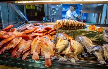 El pescado es uno de los productos más consumidos en Semana Santa. Por tradición religiosa, muchas familias solo consumen este alimento el jueves y viernes santo. FOTO: COLPRENSA 