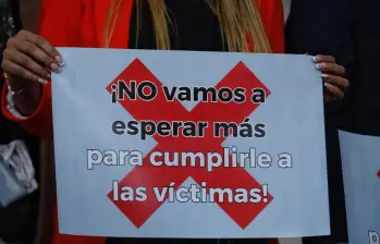 Una pancarta que dice: “¡No vamos a esperar más para cumplirle a las víctimas!” FOTO: COLPRENSA