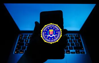 FBI emitió una alerta sobre aplicaciones desarrolladas en China que, por estar sujetas a las leyes de seguridad nacional de ese país, podrían permitir al gobierno asiático acceder a datos de usuarios. FOTO: AFP