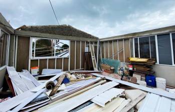 Los daños en las viviendas causados por el huracán Julia son evaluados por la Policía y el Gobierno. FOTO: EFE 