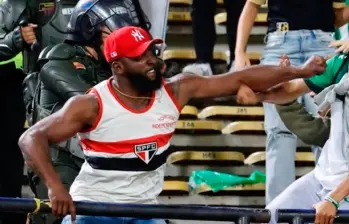 Allan Aquino de Souza, el hincha brasileño por que habrían comenzando los desmanes en el Atanasio este martes tras el juego Nacional-Sao Paulo. FOTO X-@ManuelVillaMe
