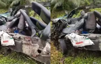 Una van de servicio intermunicipal quedó completamente destruida tras chocar de frente contra un camión en la vía Junín–Tumaco, Nariño. Las autoridades reportan varios muertos y heridos. FOTO: captura de video. 