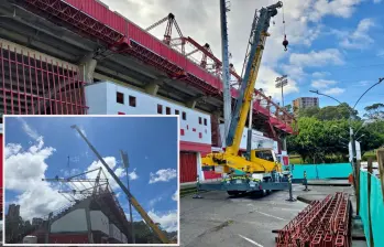 Grúas pesadas se encargan del desmonte de la estructura del estadio de Rionegro. FOTO: Cortesía Alcaldía de Rionegro.