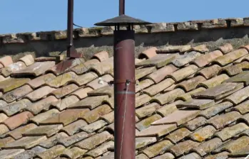 Esta es la chimenea instalada en la Capilla Sixtina para informar sobre el sucesor del papa Francisco. FOTO: VATICANO 