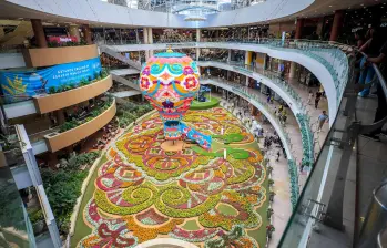 Este es el tapete floral del Centro Comercial Santa Fe. FOTO Camilo Suárez