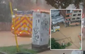 Adelante, uno de los sectores urbanos inundados. Atrás, carro de bomberos intentando avanzar en medio de la inundación. FOTO: Cortesía Denuncias Antioquia