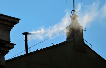 Este fue el momento en el que se vio la fumata blanca en el Vaticano. FOTO GETTY