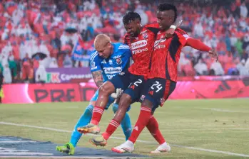 Leyser Chaverra (centro) es ayudado por sus compañeros para salir de la cancha. Sucedió en el clásico ante Nacional. FOTO MANUEL SALDARRIAGA