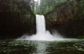La cascada fue testigo del amor y de un gran susto. Imagen, freepik.