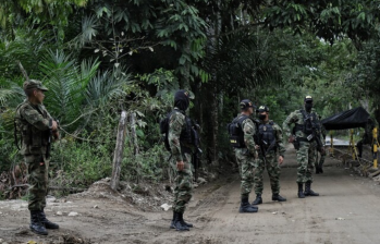 Los militares habrían irrumpido en un bazar, donde provocaron la muerte a 11 personas, entre ellos un líder indígena y un joven de 16 años. Foto: Colprensa