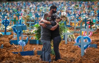 Los familiares de los fallecidos deben despedir a sus muertos en fosas comunes. Foto: Getty Images