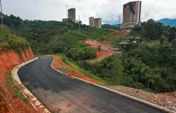 Esta vía, paralela a la loma del “Sube o no sube”, en Sabaneta, aún no cumple las condiciones para permitir el tráfico vehicular. FOTO: MANUEL SALDARRIAGA