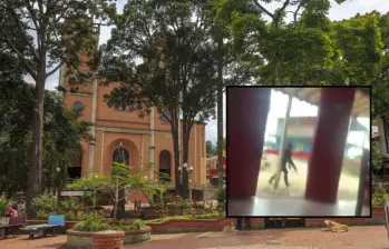 Adelante, un hombre armado durante el enfrentamiento en Palo Cabildo. Atrás, el parque del municipio de Jericó. Foto: Andrés Camilo Suárez Echeverry e imagen tomada de redes.