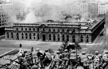 Tropas del Ejército en la azotea del Palacio de La Moneda en Santiago el 11 de septiembre de 1973, durante el golpe militar liderado por el general Augusto Pinochet para derrocar al presidente Salvador Allende. FOTO AFP