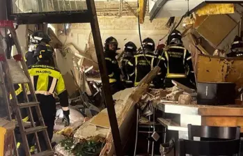 Según los bomberos, tres de los heridos están graves y dos “potencialmente graves”. Todavía se desconoce la causa exacta de la explosión, pero podría ser por fuga de gas. FOTO: Redes sociales @EmergenciasMadrid