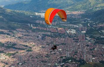 Uno de los lugares más populares para practicar parapente en Medellín es el mirador de San Félix, en Bello. FOTO: Jaime Pérez