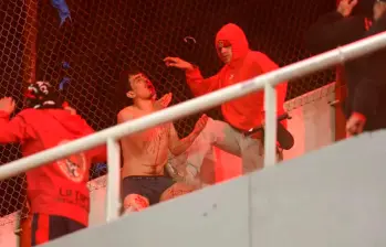 Dos hinchas de nacionalidad chilena permanecen en estado grave tras los actos de violencia en el estadio Libertadores de América. FOTO: AFP