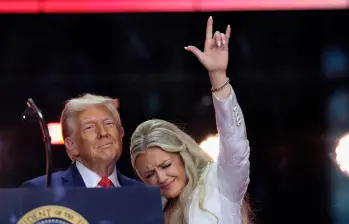 Uno de los momentos que dejó el evento de despedida del activista fue el abrazo entre la viuda de Charlie Kirk, Erika Kirk, y el presidente Donald Trump. FOTO: GETTY