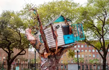Obra de la artista Sally Heller en memoria del huracán Katrina, frente al centro de convenciones de Nueva Orleans, Luisiana. FOTO GEetty