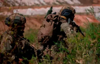 Los mercenarios colombianos estarían combatiendo con las Fuerzas de Apoyo Rápido, el grupo paramilitar que se enfrenta con el Ejército de Sudán desde abril de 2023. FOTO: Getty