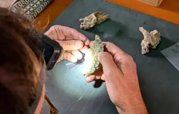 Algunos de los hallazgos examinados por un profesor. FOTO: Cortesía ASU