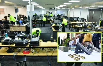 Adelante, los detenidos con parte de los elementos incautados. Atrás, el “call center” que los estafadores operaban desde la comuna de El Poblado. FOTO: Cortesía MEVAL. Adelante, los detenidos con parte de los elementos incautados. Atrás, el “call center” que los estafadores operaban desde la comuna de El Poblado. FOTO: Cortesía MEVAL.