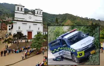 Adelante, la patrulla atacada a tiros. Atrás, el parque de Buriticá Foto: Juan Antonio Sánchez Ocampo y Denuncias Antioquia