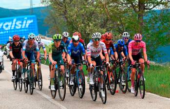 Pogacar (de rosado) impone un ritmo arrollador en el Giro-2024. Daniel Martínez (azul), quien siempre lo persigue, lo escolta en la general. FOTO: Getty