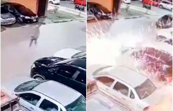 Un hombre de ruana gris y gorra blanca es quien deja el artefacto que explota bajo un carro. FOTO: Capturas de video