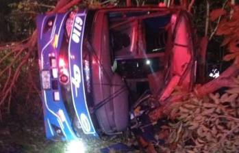 El vehículo sufrió un volcamiento lateral e impactó contra varios árboles. Foto: redes sociales