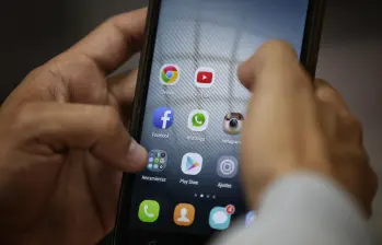 Elegir un smartphone en 2026 implica evaluar inteligencia artificial, autonomía de batería, diseño y rendimiento antes de fijarse en el precio o el modelo. FOTO Colprensa