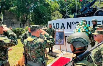 Militares del Batallón Nueva Granada, de Barrancabermeja, realizaron una ofrenda floral por la memoria de Sansón. FOTO: Tomada de X @Ejercito_Div2
