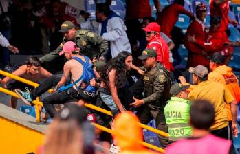 El pasado fin de semana, el fútbol colombiano vivió actos de intolerancia entre hinchas de diferentes equipos, entre ellos, los de Santa Fe y Tolima en El Campín. FOTO COLPRENSA