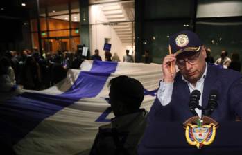 El presidente Gustavo Petro junto a la bandera de Israel. Foto: Colprensa - Lina Gasca