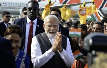 Narendra Modi, primer ministro de la India, saluda a sus seguidores tras su llegada al aeropuerto internacional de Piarco en Puerto España, Trinidad y Tobago.