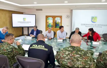 Las autoridades de Medellín y de Antioquia junto a la fuerza pública durante el Consejo de Seguridad. FOTO: Cortesía