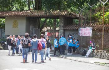 Puerta de ingreso de la Univerisdad de Antioquia sobre la calle Barranquilla. Foto: Esneyder Gutiérrez