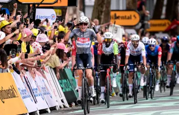 El ciclistas belga Jasper Philipsen, de 27 años, se msotró emocionado cuando cruzó la meta en la primera fracción del Tour 2025. Se vestirá de amarillo. FOTO: TOMADA DEL X DE @letour